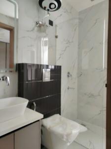 Common Bathroom Two Image of 2700 Sq.ft 4 BHK Builder Floor for sale in Sunder Luxury Floors Sushant Lok 2, Sector 57 Gurgaon for Rs. 37000000