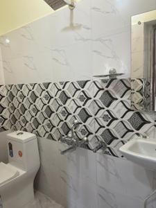 Bathroom Image of 1800 Sq.ft 4 BHK Builder Floor for rent in West Marredpally Secunderabad for Rs. 32000