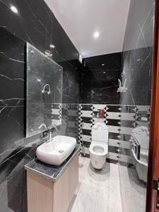 Bathroom Image of 450 Sq.ft 1 BHK Builder Floor for rent in Lajpat Nagar New Delhi for Rs. 40000