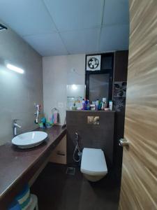 Bathroom Image of 3200 Sq.ft 4 BHK Apartment / Flat for sale in K Raheja Vistas Premiere Maxima, Mohammed Wadi Pune for Rs. 23500000