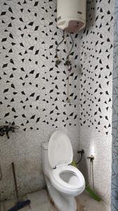 Bathroom Image of 600 Sq.ft 1 BHK Apartment / Flat for rent in Indirapuram Ghaziabad for Rs. 20000