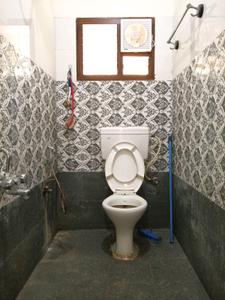 Common Bathroom Image of 600 Sq.ft 1 BHK Independent House for rent in Aarya Parameshwara Paradise by Aarya Group, K R Puram Bengaluru for Rs. 11500