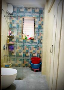 Bathroom Image of 980 Sq.ft 2 BHK Apartment / Flat for sale in Juhu Mumbai for Rs. 33500000