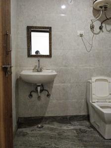 Bathroom Image of 550 Sq.ft 1 BHK Builder Floor for rent in Patel Nagar Gurgaon for Rs. 20000