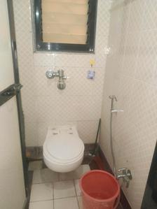 Common Bathroom Two Image of 655 Sq.ft 1 BHK Apartment / Flat for rent in RNA Regency Park, Kandivali West Mumbai for Rs. 36000