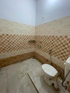 Bathroom Image of 2000 Sq.ft 2 BHK Independent House for rent in Karaundia Ayodhya for Rs. 9000