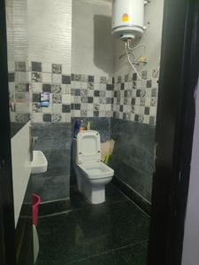 Bathroom Image of 1900 Sq.ft 3 BHK Builder Floor for rent in Sector 13 Gurgaon for Rs. 32500