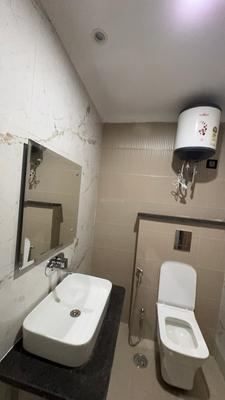 Bathroom Image of 620 Sq.ft 1 RK Independent House for rent in DLF Phase 3 Gurgaon for Rs. 17700