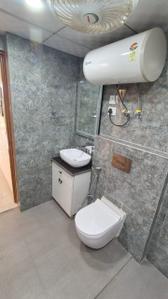 Bathroom Image of 1295 Sq.ft 2 BHK Apartment / Flat for rent in Paramount Symphony, Crossings Republik Ghaziabad for Rs. 17500