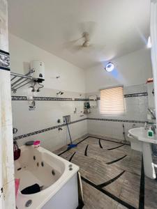 Bathroom Image of 5200 Sq.ft 6 BHK Villa for rent in Aditya DoonShire, Ballupur Dehradun for Rs. 300000