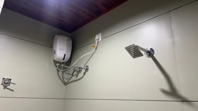 Bathroom Image of 1500 Sq.ft 1 BHK Builder Floor for rent in Mahalakshmi Nagar Indore for Rs. 19500