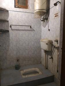 Common Bathroom Two Image of 1000 Sq.ft 2 BHK Apartment / Flat for sale in Dilshad Garden New Delhi for Rs. 4800000