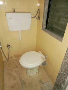 Common Bathroom One Image of 405 Sq.ft 1 BHK Apartment / Flat for rent in Lower Parel Mumbai for Rs. 45001