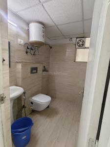 Bathroom Image of 1050 Sq.ft 2 BHK Apartment / Flat for rent in Supertech The Romano, Sector 118 Noida for Rs. 23000
