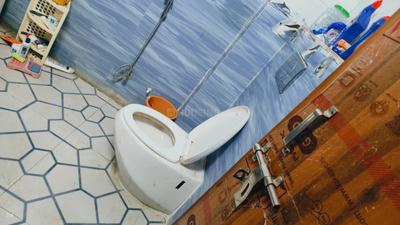 Bathroom Image of 2300 Sq.ft 2.5 BHK Independent House for rent in Balaganj Lucknow for Rs. 18000
