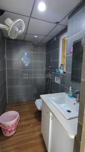 Bathroom Image of 650 Sq.ft 1 BHK Apartment / Flat for rent in Maxblis Grand Wellington, Sector 75 Noida for Rs. 32000