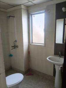 Bathroom Image of 1645 Sq.ft 3.5 BHK Apartment / Flat for rent in Skytech Matrott, Sector 76 Noida for Rs. 40000