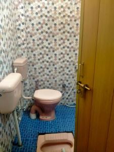 Bathroom Image of 800 Sq.ft 3.5 BHK Independent House for sale in Rajajipuram Lucknow for Rs. 3100000