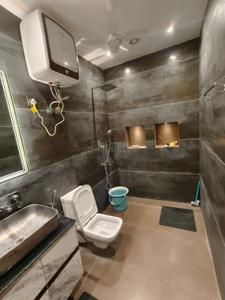 Bathroom Image of 900 Sq.ft 2 BHK Builder Floor for rent in Lajpat Nagar New Delhi for Rs. 75000