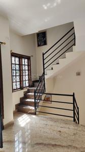 Staircase Image of 1000 Sq.ft 2 BHK Apartment / Flat for rent in Halasuru Bengaluru for Rs. 40000