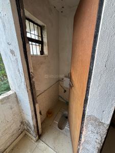 Bathroom Image of 500 Sq.ft 1 BHK Apartment / Flat for rent in Roberts Lines Lucknow for Rs. 7500