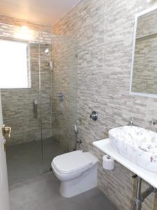 Bathroom Image of 1582 Sq.ft 3 BHK Apartment / Flat for sale in Godrej Waldorf, Andheri West Mumbai for Rs. 80000000