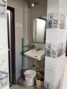 Bathroom Image of 425 Sq.ft 1 BHK Apartment / Flat for rent in Saptarshi CHS, Malad West Mumbai for Rs. 31500
