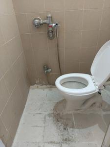 Common Bathroom Image of 600 Sq.ft 1 BHK Apartment / Flat for rent in Magarpatta Heliconia, Hadapsar Pune for Rs. 24000