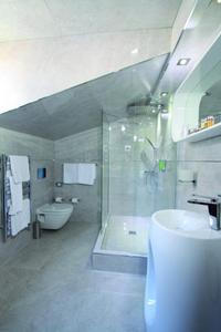 Bathroom Image of 3350 Sq.ft 5 BHK Builder Floor for sale in Santacruz New Laxmi Bhavan Wing A, Santacruz West Mumbai for Rs. 180000000