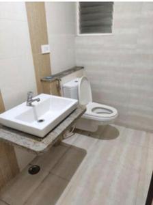 Bathroom Image of 1288 Sq.ft 2 BHK Apartment / Flat for rent in Karapakkam Chennai for Rs. 37000