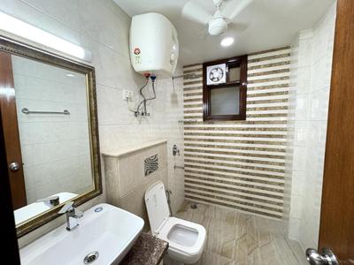 Bathroom Image of 1800 Sq.ft 3 BHK Builder Floor for rent in Green Park New Delhi for Rs. 120000