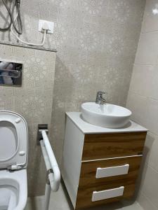 Bathroom Image of 1500 Sq.ft 3 BHK Apartment / Flat for rent in Rahmatnagar Lucknow for Rs. 40000