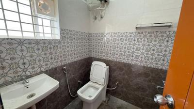 Bathroom Image of 600 Sq.ft 1 BHK Apartment / Flat for rent in Thanisandra Bengaluru for Rs. 19000
