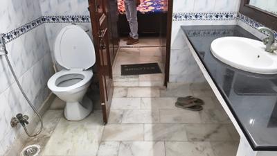 Bathroom Image of 1000 Sq.ft 1 BHK Builder Floor for rent in Sector 30 Faridabad for Rs. 22000
