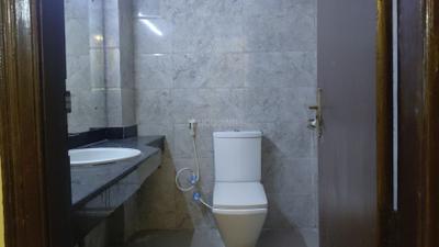 Bathroom Image of 6200 Sq.ft 4 BHK Builder Floor for rent in Sector 46 Noida for Rs. 70000