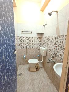 Bathroom Image of 1000 Sq.ft 2 BHK Independent House for rent in Veppampattu Chennai for Rs. 13000