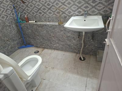 Bathroom Image of 450 Sq.ft 1 RK Builder Floor for rent in Safdarjung Enclave New Delhi for Rs. 32000