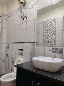 Bathroom Image of 3140 Sq.ft 4 BHK Builder Floor for rent in Sector 41 Gurgaon for Rs. 88888