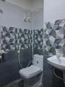 Common Bathroom Image of 1050 Sq.ft 2 BHK Apartment / Flat for sale in Sector 49 Noida for Rs. 4200009