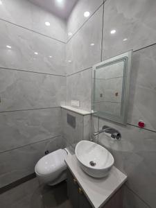 Bathroom Image of 500 Sq.ft 1 BHK Builder Floor for rent in Ramesh Nagar New Delhi for Rs. 23500