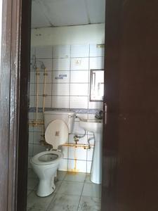 Common Bathroom Image of 1350 Sq.ft 3 BHK Apartment / Flat for rent in Mahagun Mosaic, Vaishali Ghaziabad for Rs. 30000