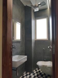 Common Bathroom Image of 3150 Sq.ft 4 BHK Apartment / Flat for sale in Indirapuram Ghaziabad for Rs. 24000000
