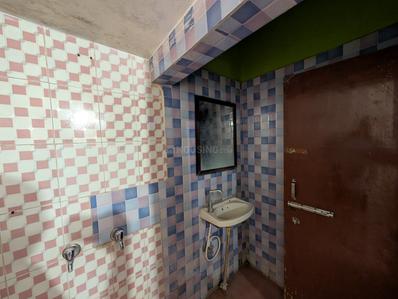 Bathroom Image of 750 Sq.ft 1 BHK Independent House for rent in Eldeco II Lucknow for Rs. 13000