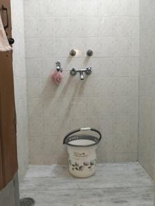 Common Bathroom Two Image of 1200 Sq.ft 3.5 BHK Apartment / Flat for rent in Mayur Vihar Phase 1 Pocket 2 RWA, Mayur Vihar Phase 1 New Delhi for Rs. 56000