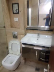 Bathroom Image of 900 Sq.ft 2 BHK Apartment / Flat for rent in Lajpat Nagar New Delhi for Rs. 40000