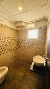 Bathroom Image of 1950 Sq.ft 3.5 BHK Apartment / Flat for rent in Vrindavan Yojana Lucknow for Rs. 26000