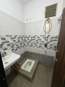 Bathroom Image of 800 Sq.ft 3 BHK Independent House for rent in Bhawrasla Indore for Rs. 18000