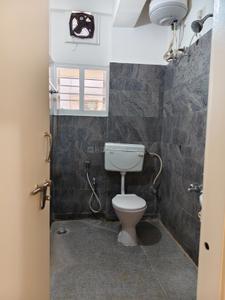 Bathroom Image of 1000 Sq.ft 2 BHK Apartment / Flat for rent in Halasuru Bengaluru for Rs. 45000