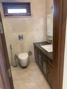 Bathroom Image of 2700 Sq.ft 3 BHK Builder Floor for rent in  RWA Defence Colony Block A, Defence Colony New Delhi for Rs. 260000