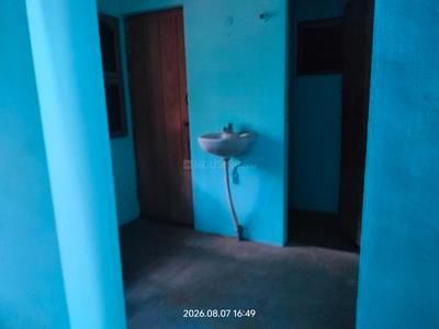 Bathroom Image of 1000 Sq.ft 1.5 BHK Builder Floor for rent in Thirunagar Madurai for Rs. 7000